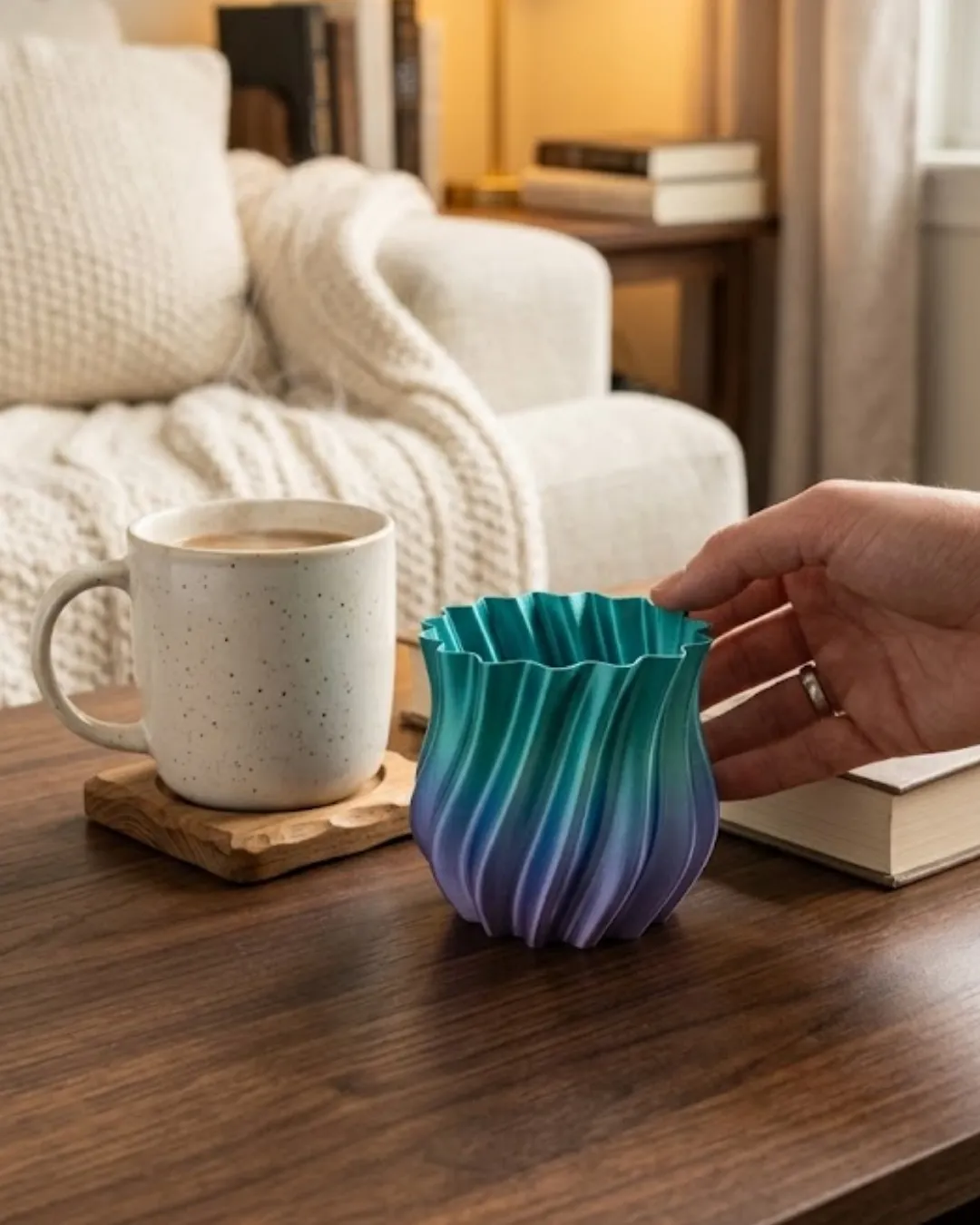 Mavi Degrade Kıvrımlı 3D Vazo Minimal Modern Ev Dekoru